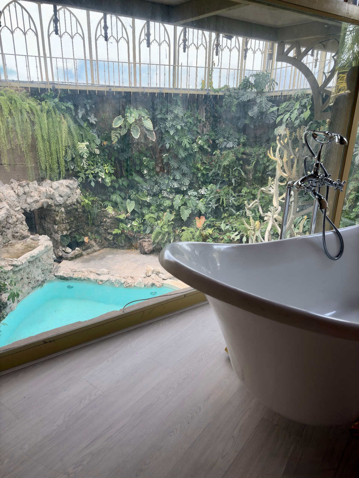 Soaking tub & green wall