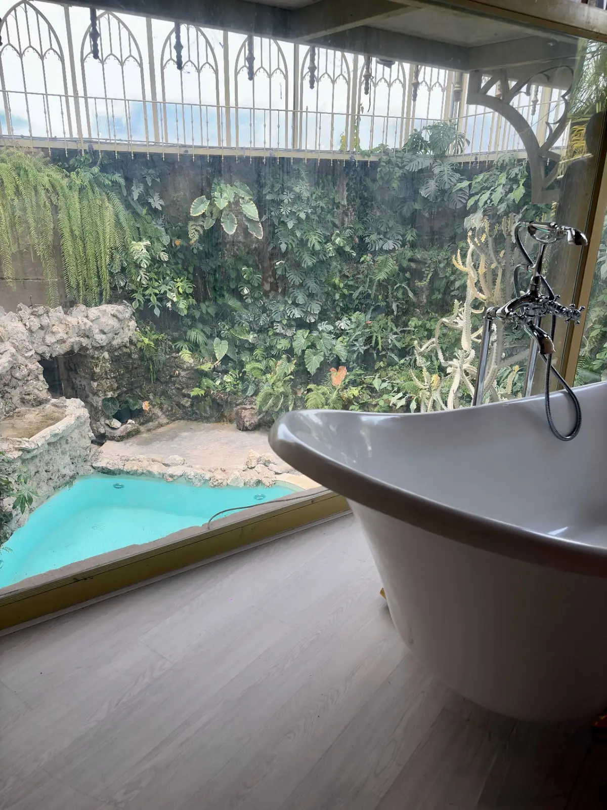 Soaking tub & green wall