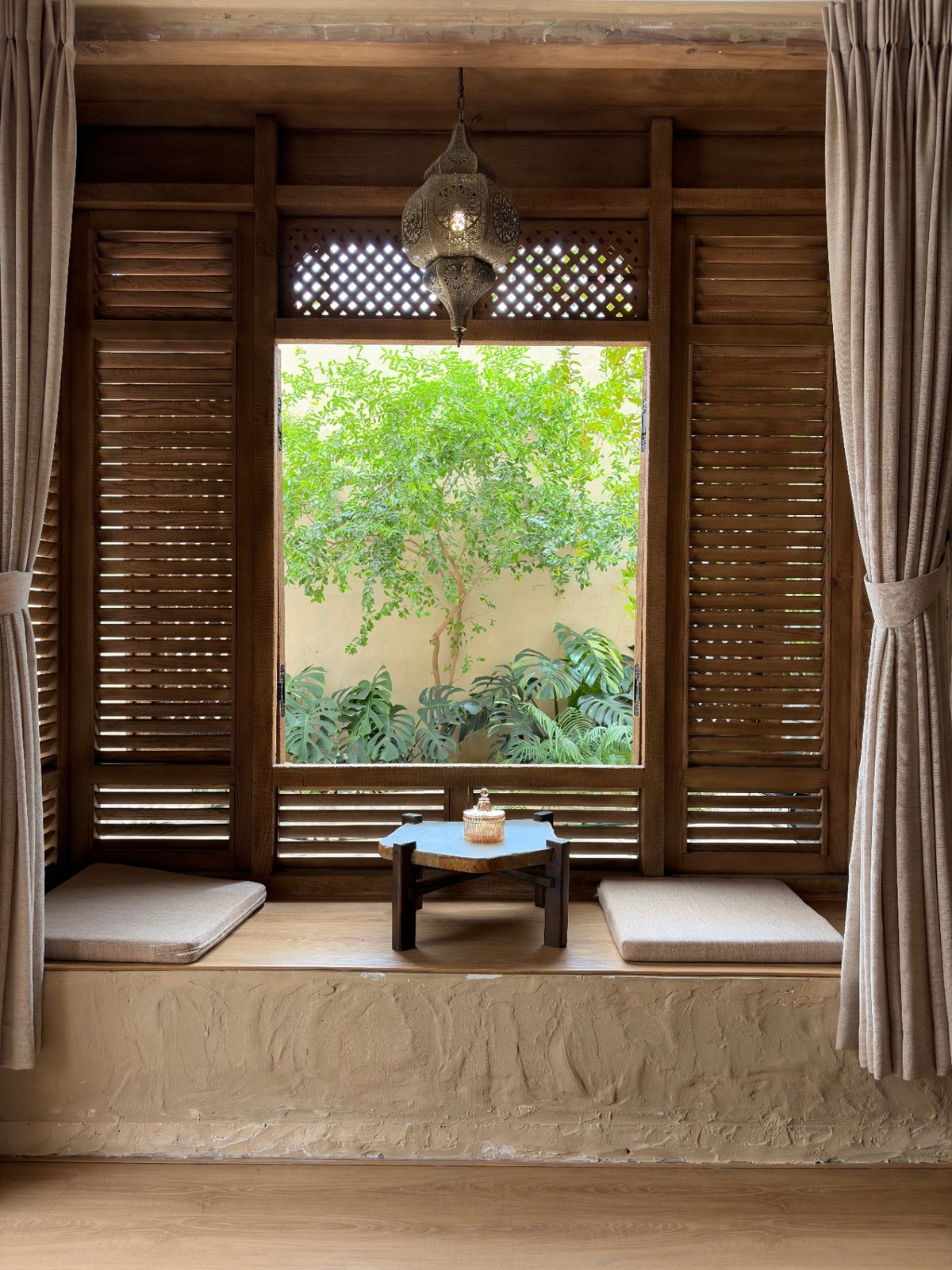 Góc ngồi bên cửa sổ gỗ nhìn ra vườn — Zen Dayaa
